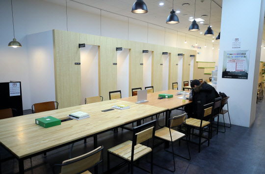 정부의 일자리 정책에도 작년 실업자 103만 명·청년실업률 9.9%…역대 최악의 취업난. 특히 청년실업률이 역대 최고 수준으로 높아지고 제조업 취업자 수 감소 폭이 확대되는 등 좋은 일자리를 찾기가 어려워진 것으로 나타났으며, 청년 체감 실업률은 22.7%라고 한다. 사진은 10일 오전 서울 중구 서울시 청년 일자리센터에서 청년이 공부하고 있다.